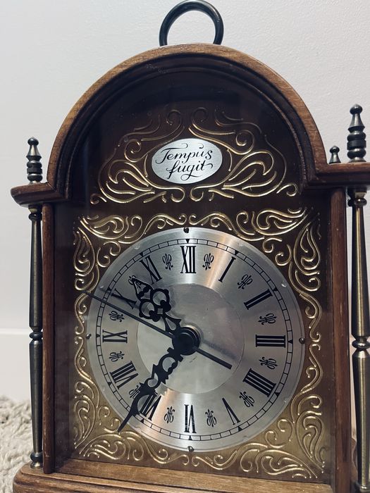 Antyk zegar Tempus Fugit brazowy drewniany zegar stojacy