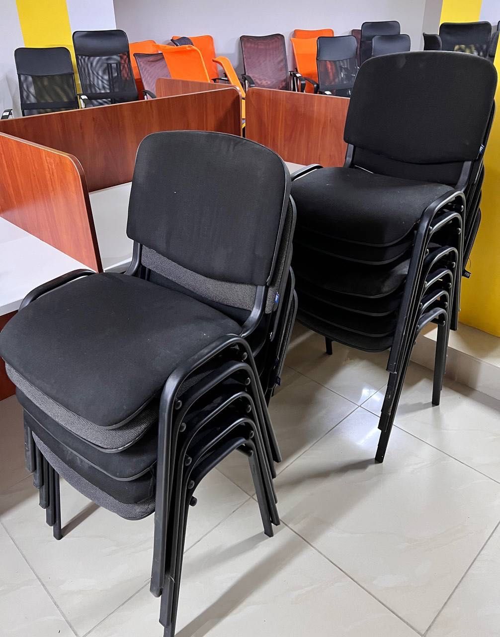 РОЗПРОДАЖ офісних меблів стільці крісла на колесах