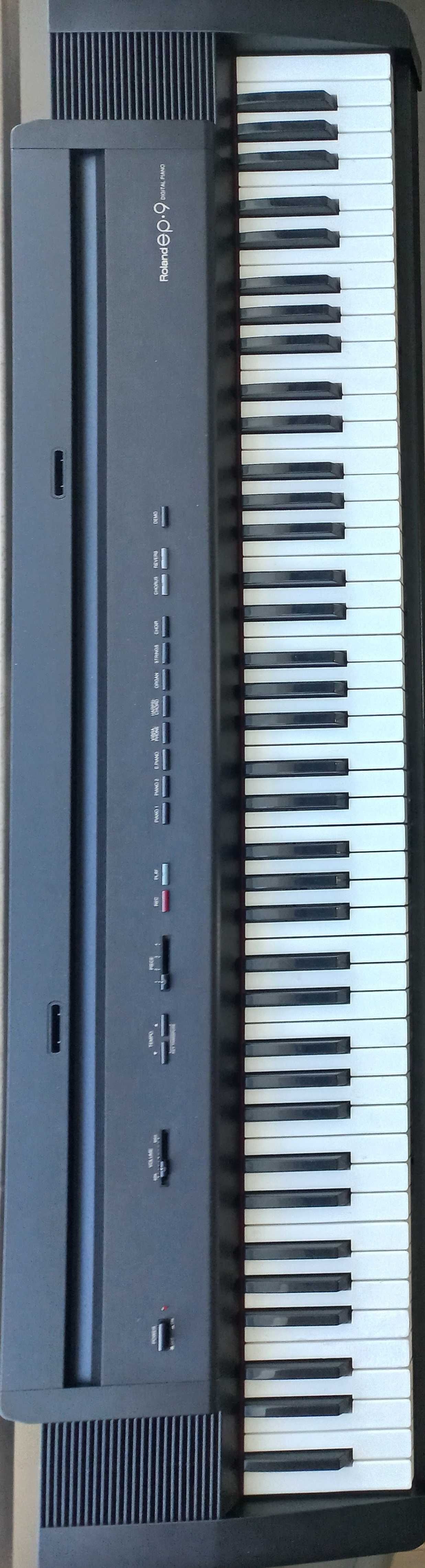 Piano portátil, com 88 teclas  Roland Ep-9, em  óptimo estado.