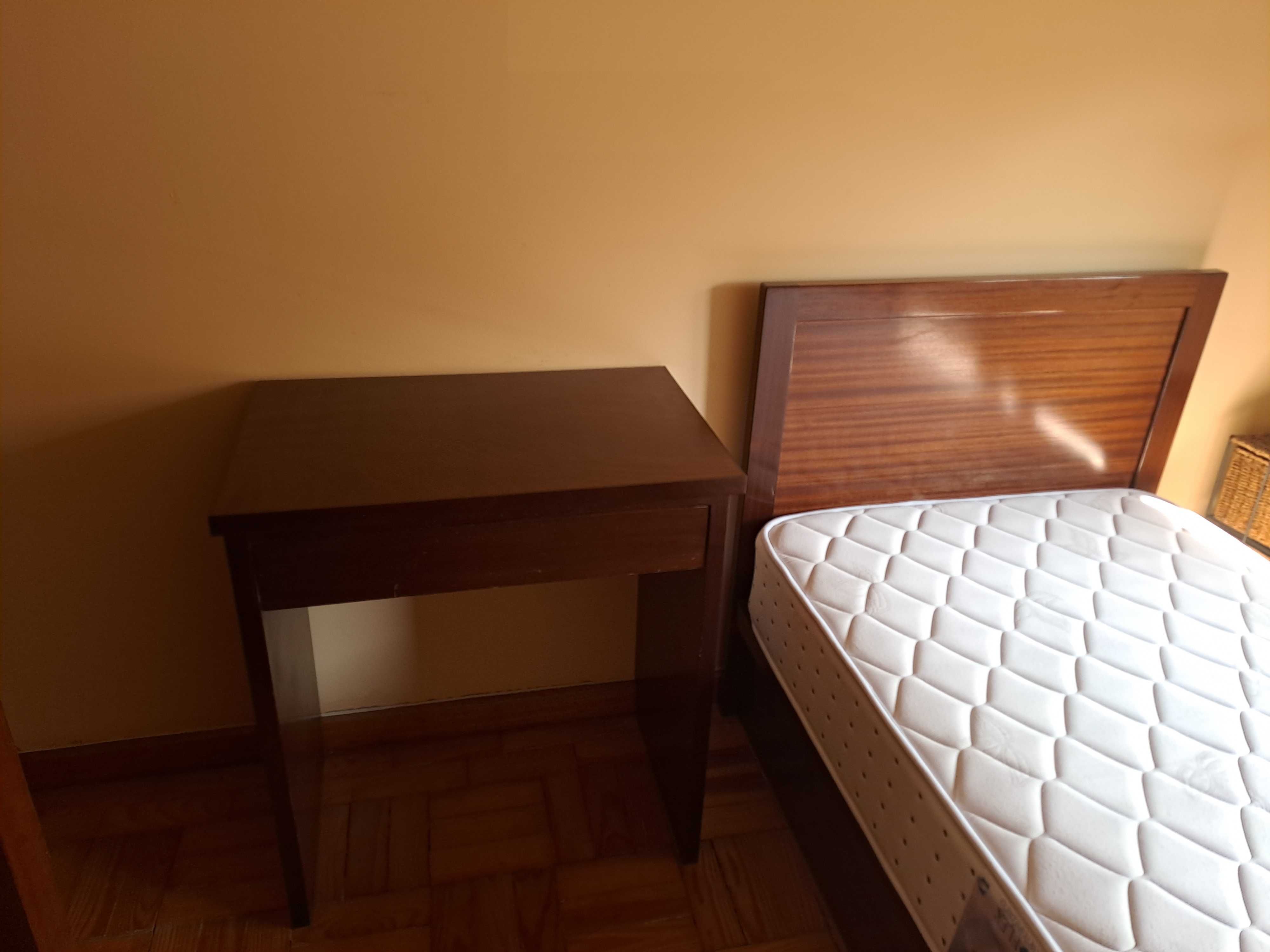cama solteiro dupla com colchões + secretária