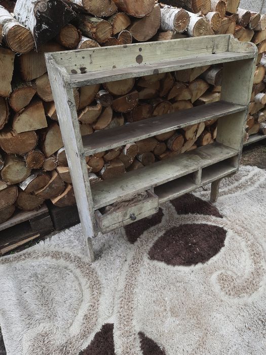 Półka kuchenna stara z szufladkami i wieszakami na kubki