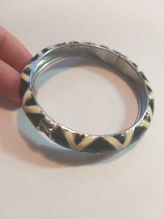 Bransoletka otwierana czarna, srebrno-biały wzór + cyrkonie