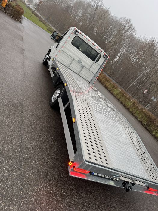 Zabudowa autolaweta najazd pomoc drogowa