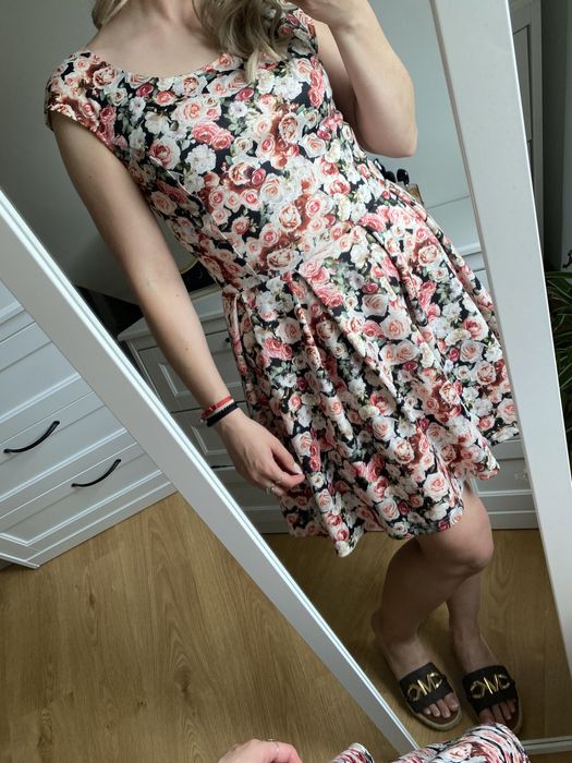 Koktajlowa sukienka Reserved