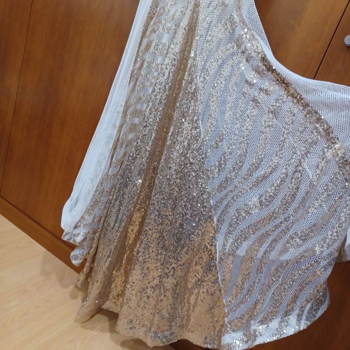 Vestido cerimónia, com lantejolas douradas