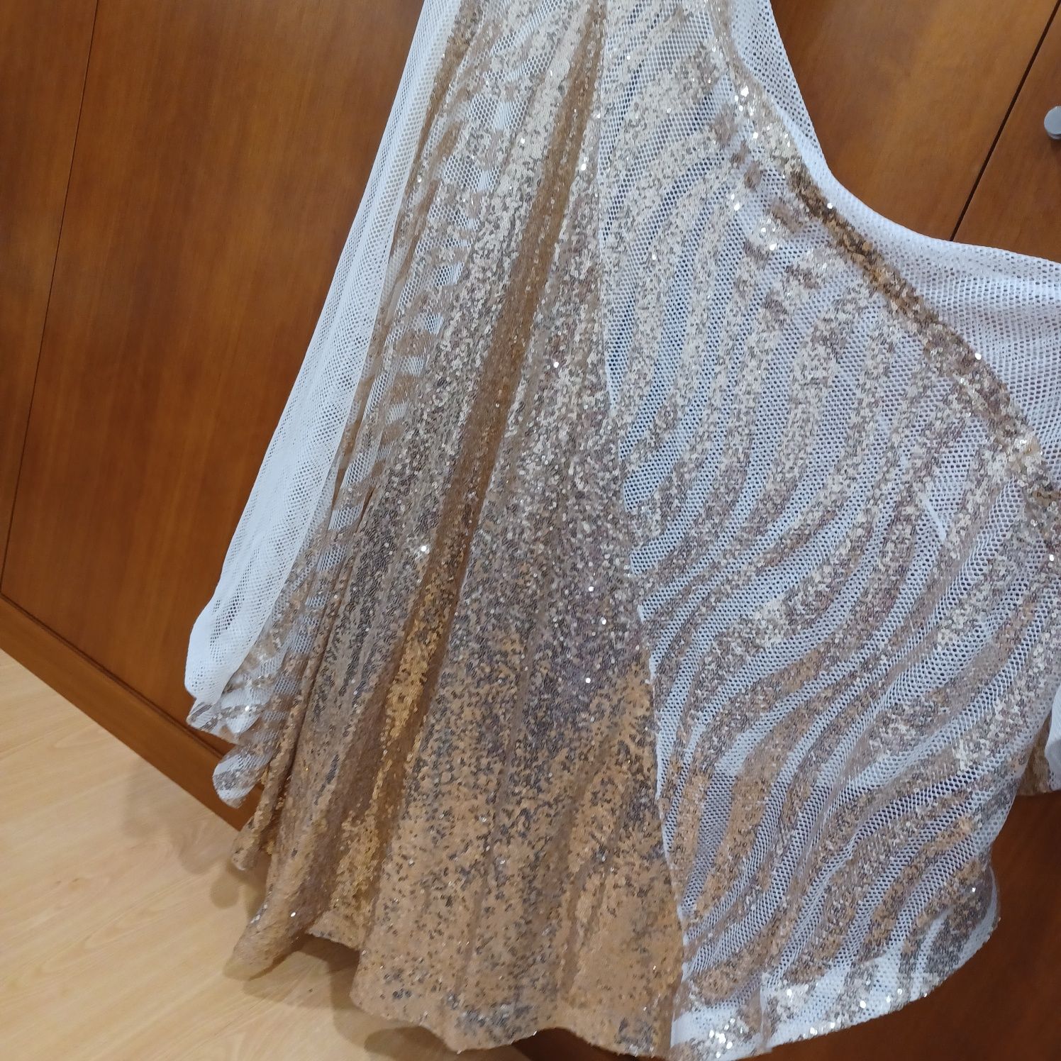 Vestido cerimónia, com lantejolas douradas