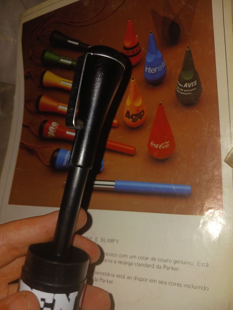 Caneta igual ao folheto vendo os dois