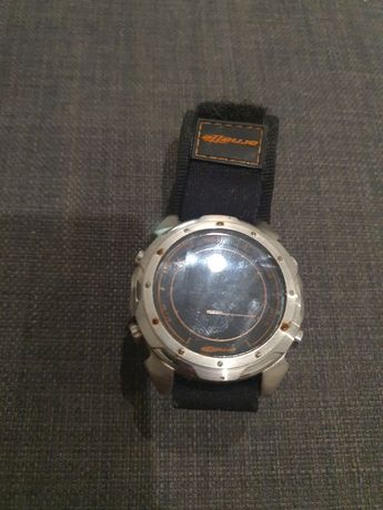 Relógio Arnett com bracelete velcro, e números com as cores invertidas