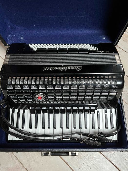 Akordeon Royal Standard Meteor 120 basów