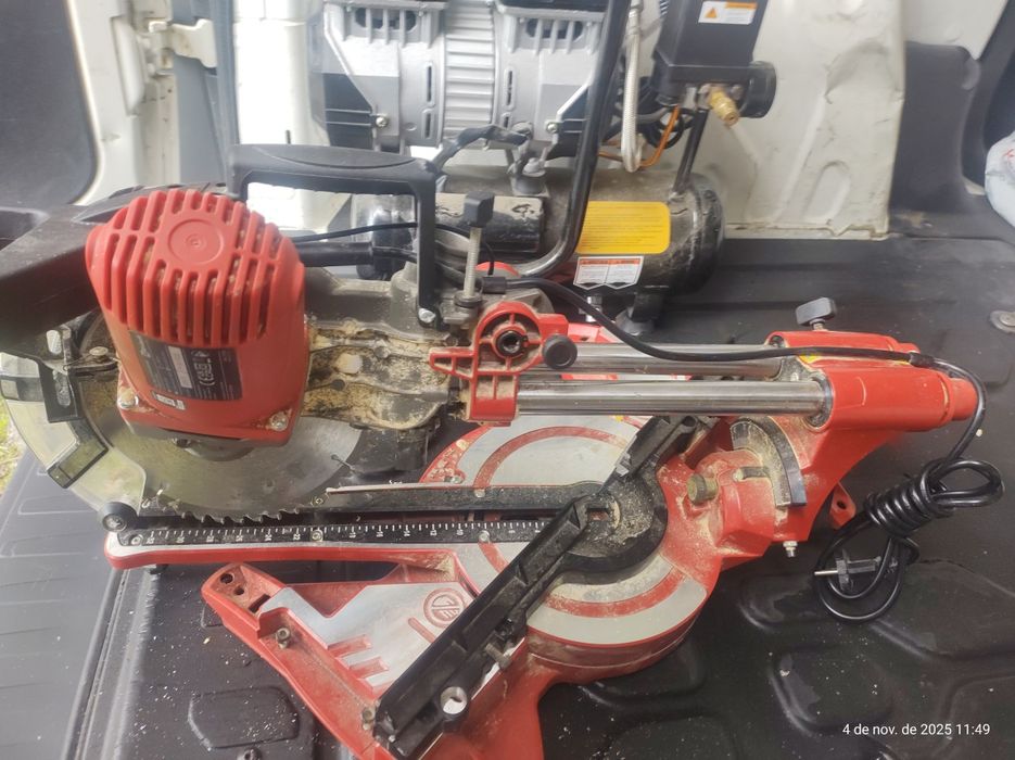Vendo uma serra circular deslizante e um compressor de ar com grampead