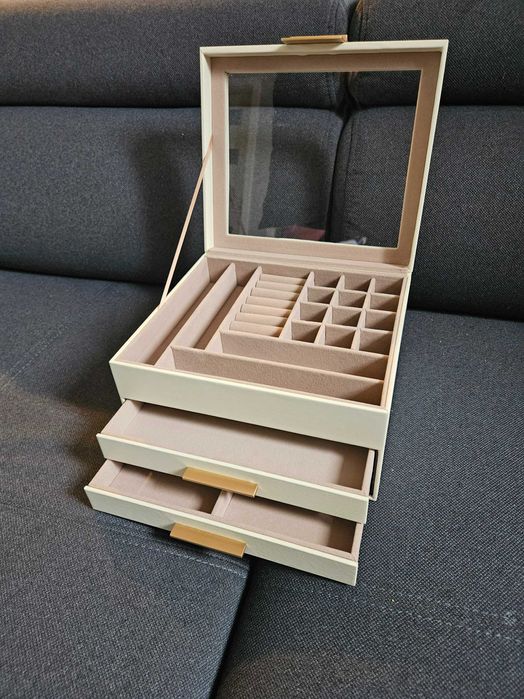 Jasna szkatułka kuferek organizer do przechowywanie biżuterii prezent