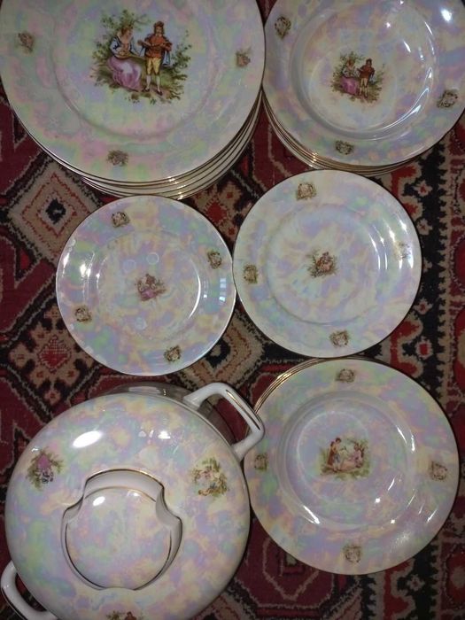 Тарелки и супница фарфоровые б\у