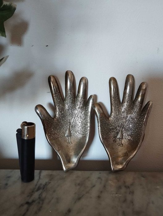 Duas mãos decorativas em metal