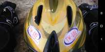 Capacete e joelheiras