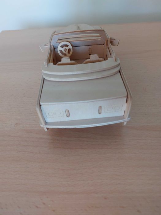 Samochód - model drewniany, złożony