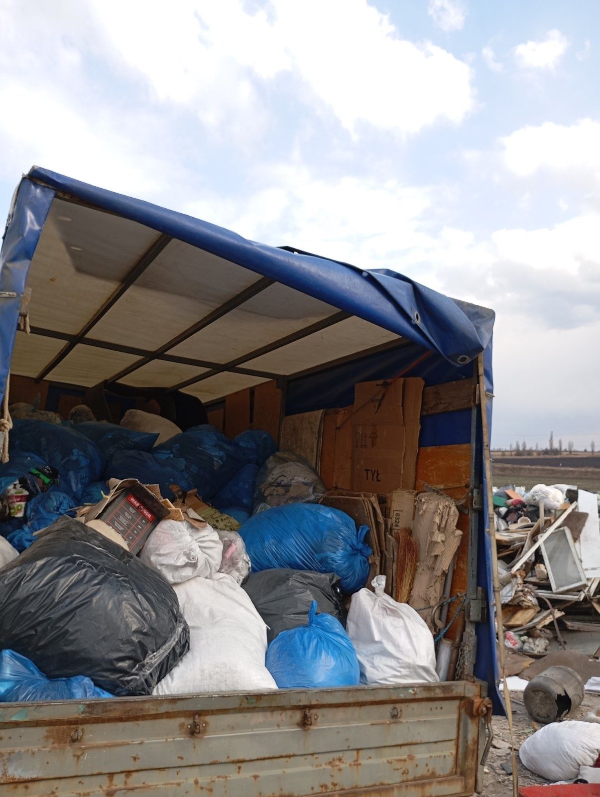 Вывоз досок, старой мебели, строительного мусора в мешках и хлама.