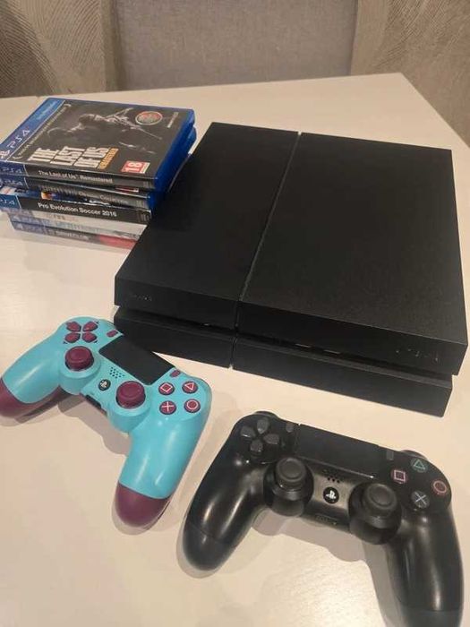 Playstation 4 1 TB com 2 comandos + Jogos