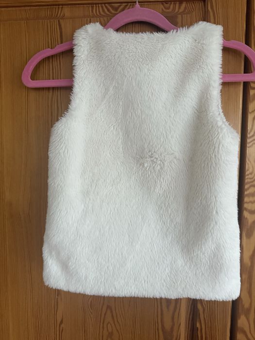 Pepco - biała kamizelka ze sztucznego futerka rozm. 116 cm