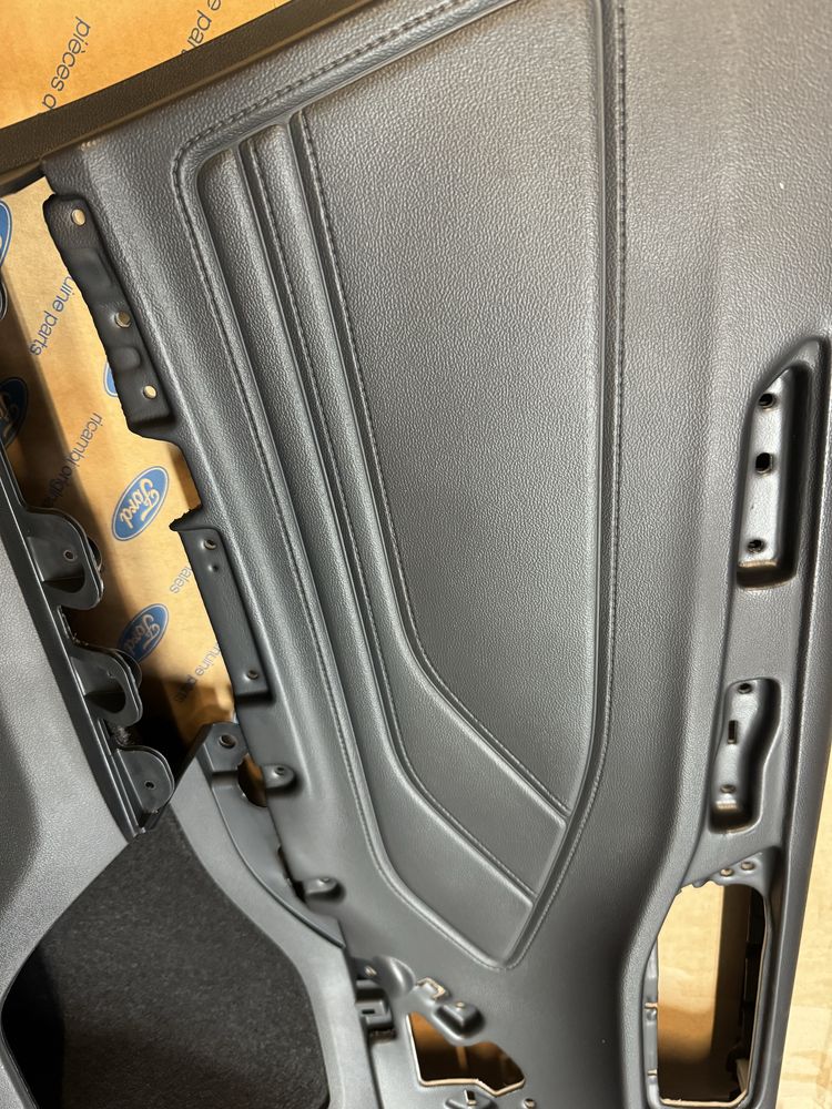 Tapicerka boczek przedni lewy Focus mk4