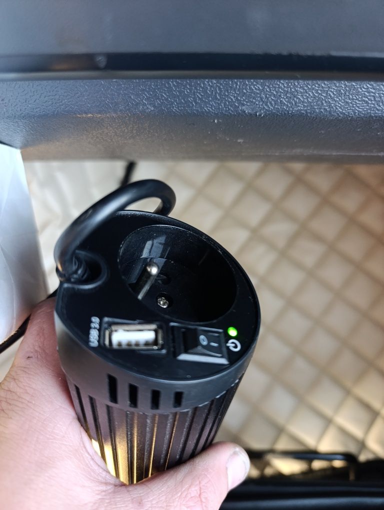 Інвертор перетворювач 12-220v в авто