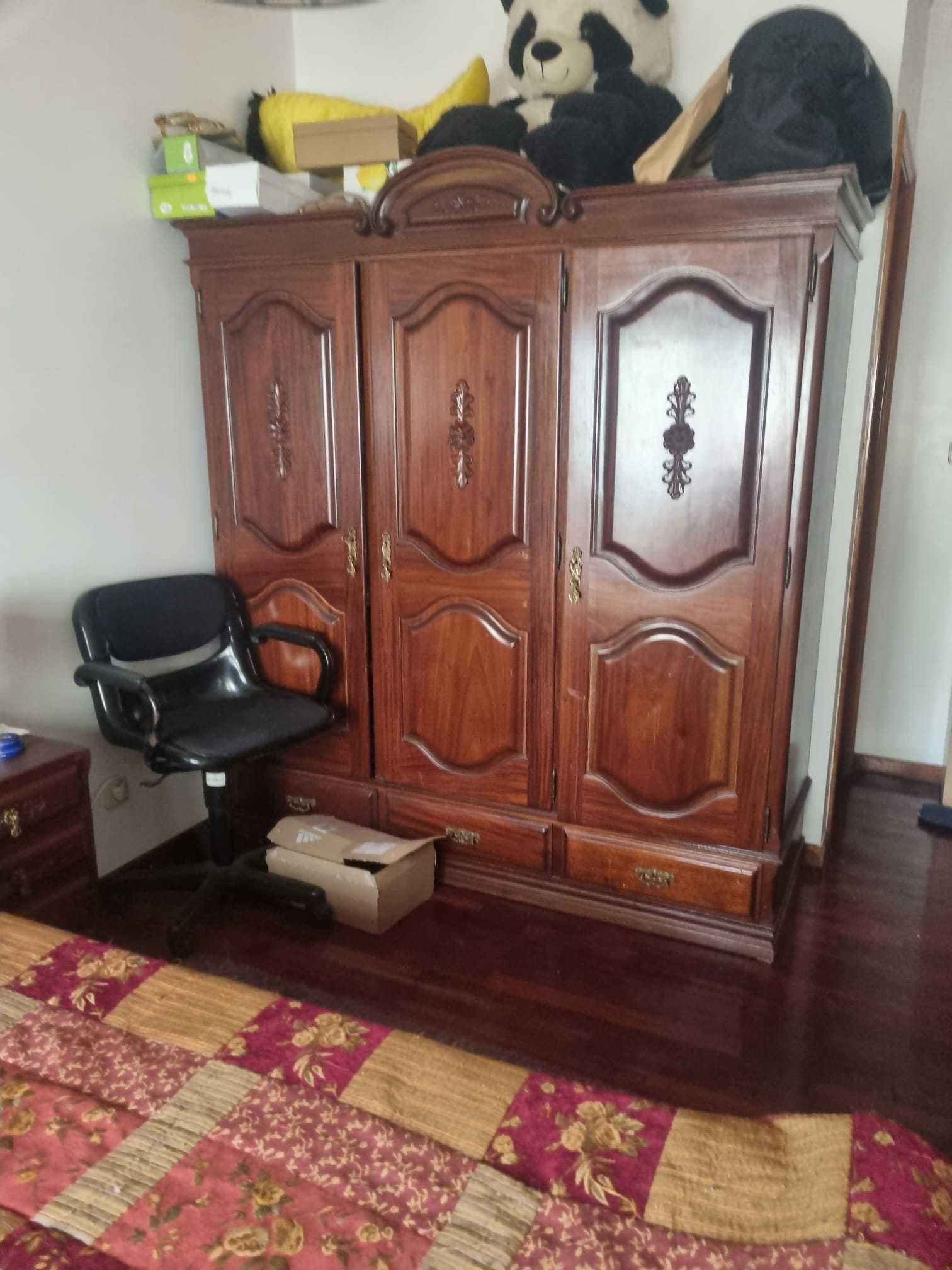 Mobília de quarto de casal em mogno