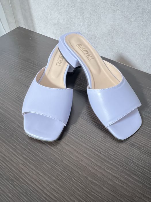 Шлепки кожаные цвет лаванда обуты один раз