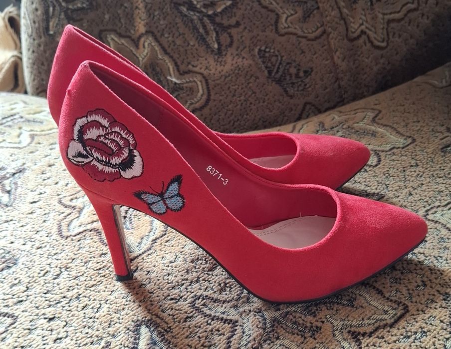 Женские туфли с вышивкой