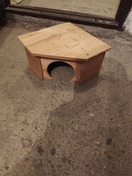 Drewniany domek dla królika. Duży