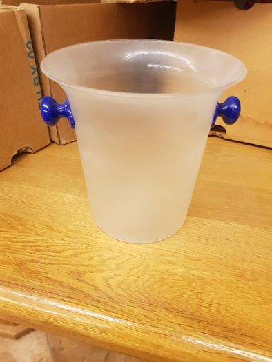 Plastikowe pojemniki na kostki ludu bez nakrywek.