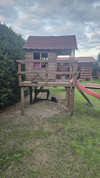 Domek dla dzieci z tarasem zjeżdżalnią huśtawkami  ścianką wspinaczkow