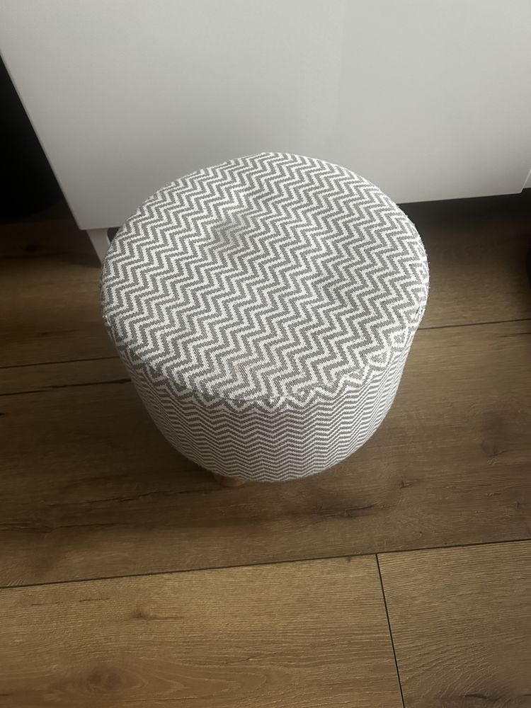 Mały puf wysokość 27cm