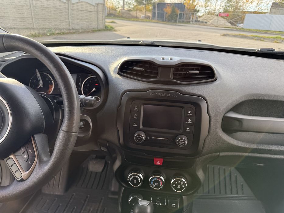 Білий Jeep Renegade Sport 2016 року