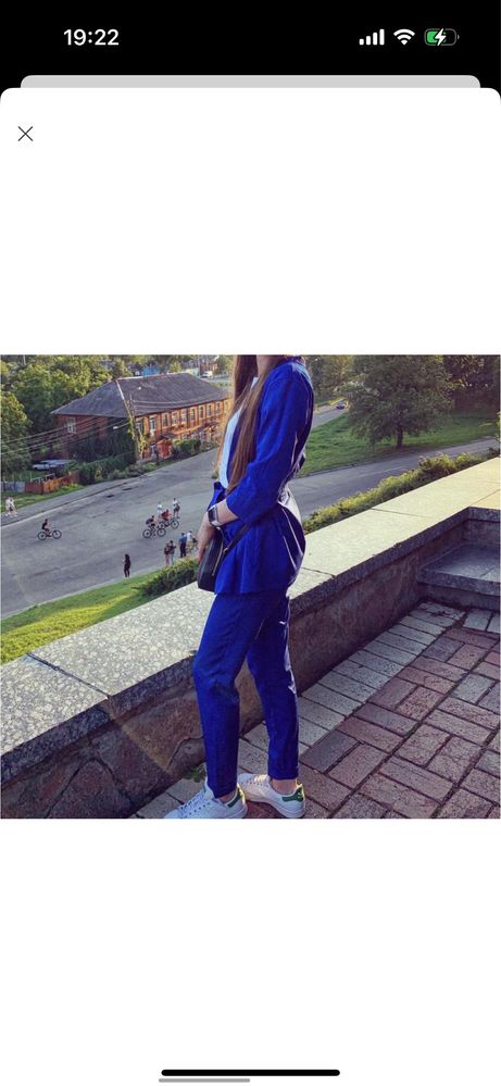 Костюм синій.