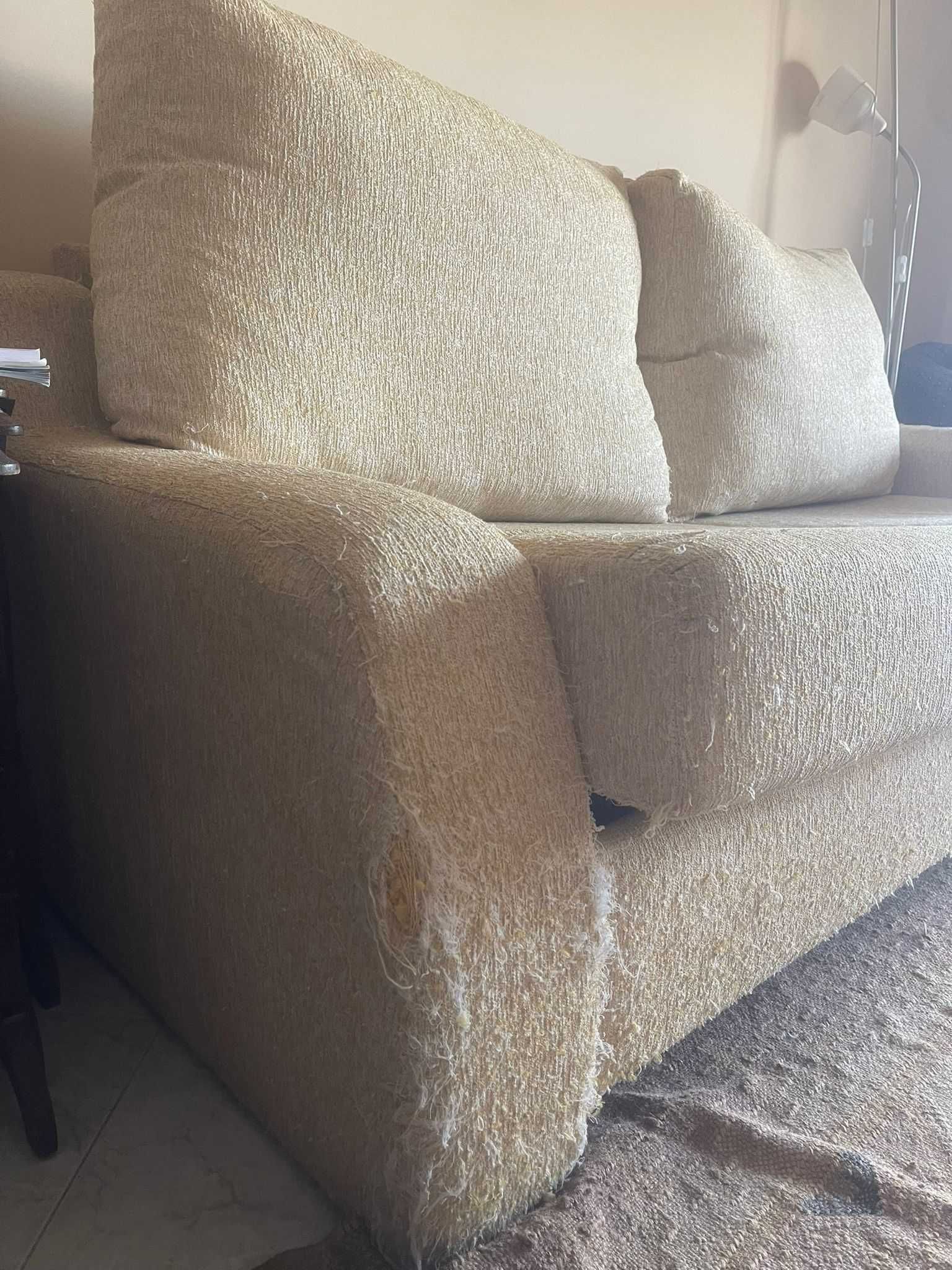 Sofá cama de dois lugares, bem confortável.