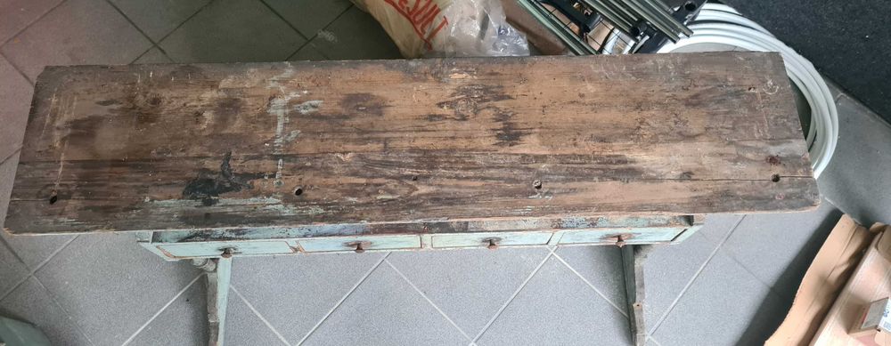 Zabytkowa szafka kuchenna z ozdobnymi płytkami vintage do renowacji