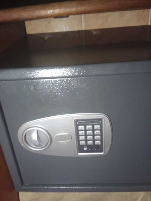 Сейф для коштовностей великих розмірів з поличкою в середині