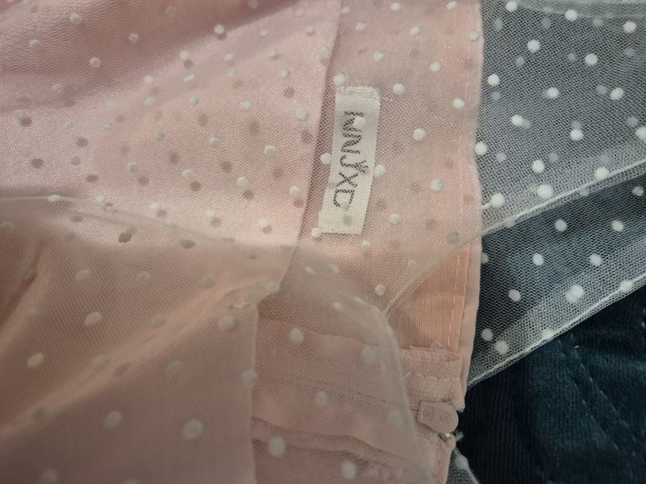 Piękna sukienka bladoróżowa z przezroczystymi rękawami i kokardą