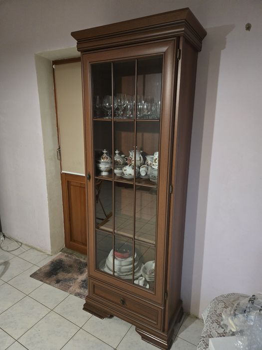 Шафа вітрина для гостиної кімнати