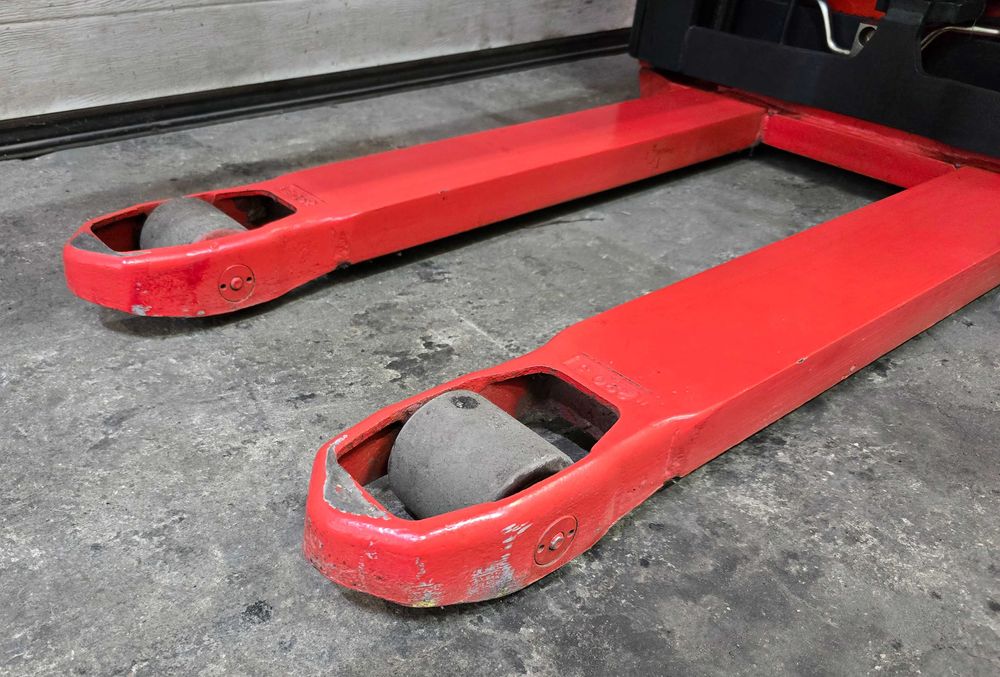Штабелер самохідний Linde 1.6 тонни, підйом 3,7 метра
