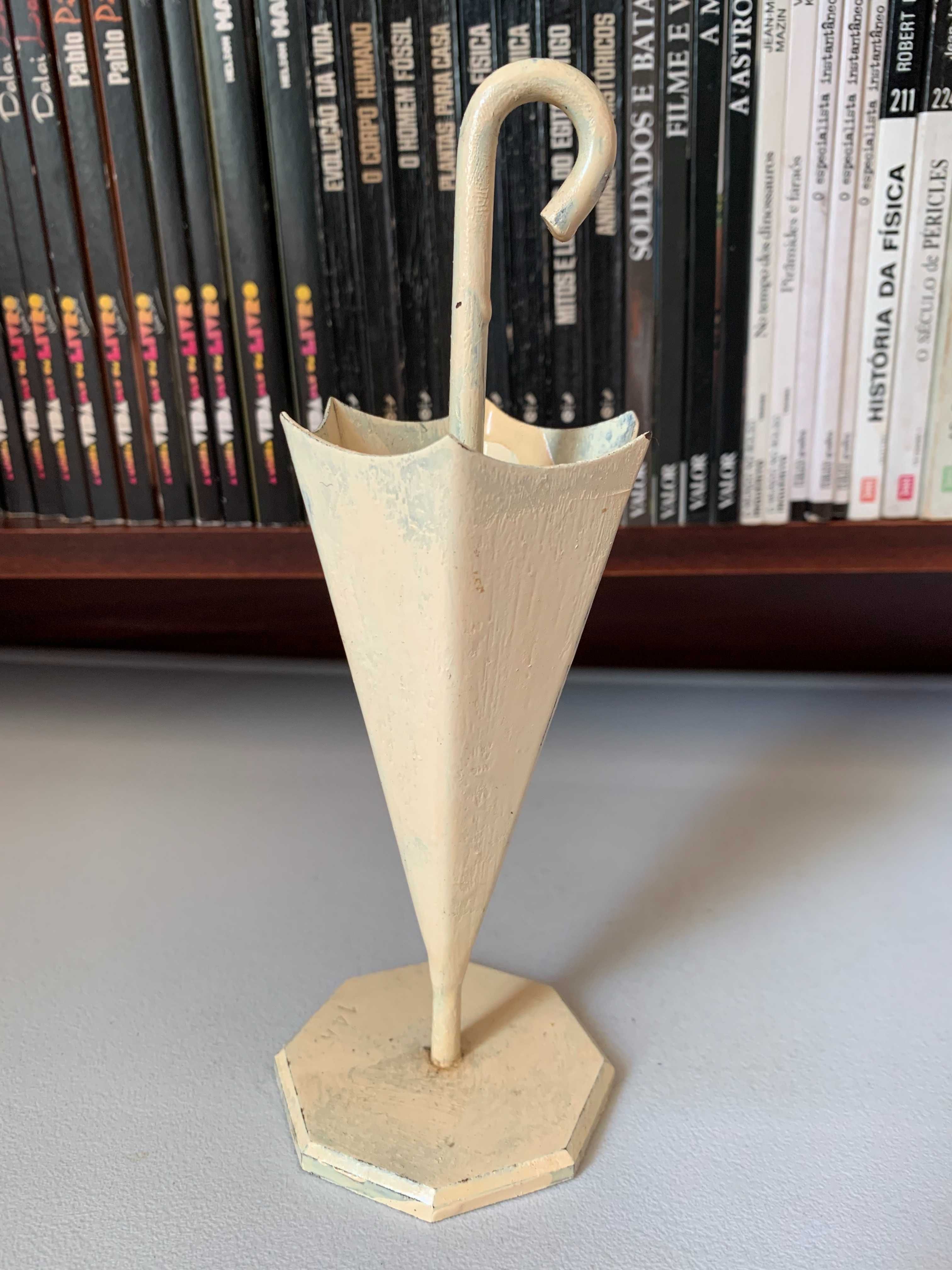 Figura Decorativa em Metal - Guarda-Chuva