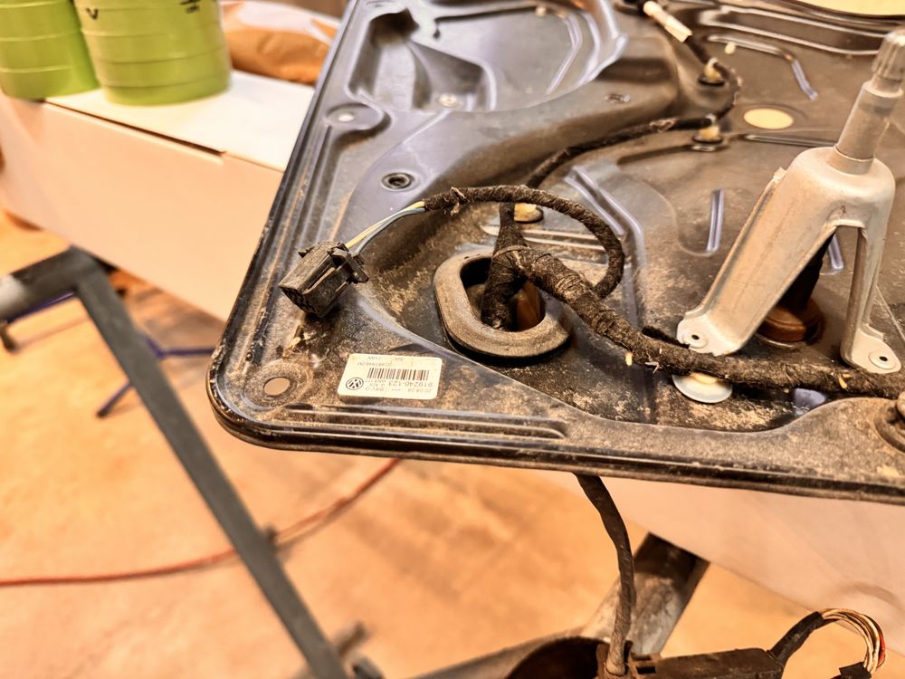 Wkład drzwi przednich z podnośnikiem szyby VW Passat B6 – 3C1 /837 755