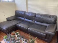 Sofá 3 lugares com chaise longue em pele