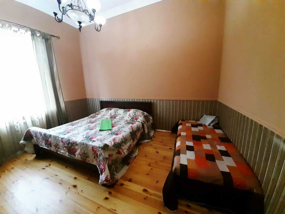 Дом 400 кв., 5  спален, сауна,бассейн,бильярд,генератор.До 30 человек.