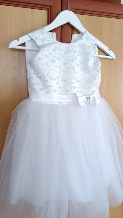 Святкова біла сукня для дівчинки.