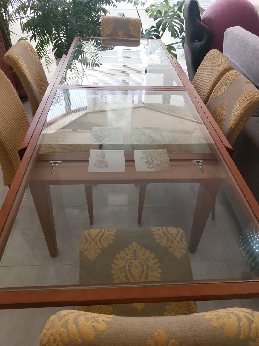 Mesa de madeira e vidro extensível