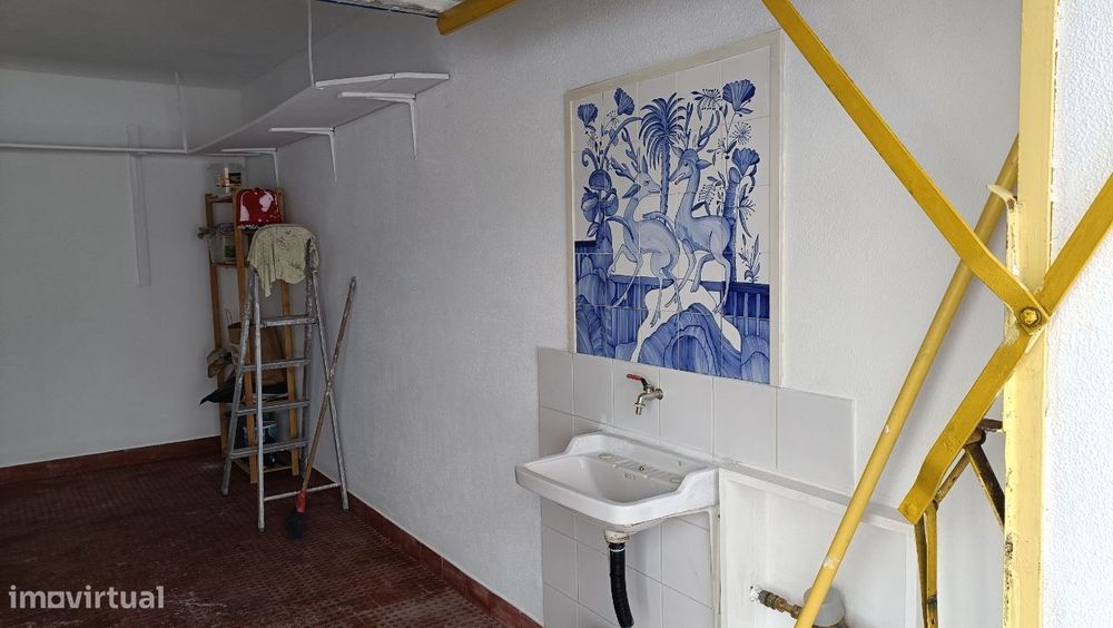 Garagem fechada c/portão automático, junto ao tribunal do Montijo