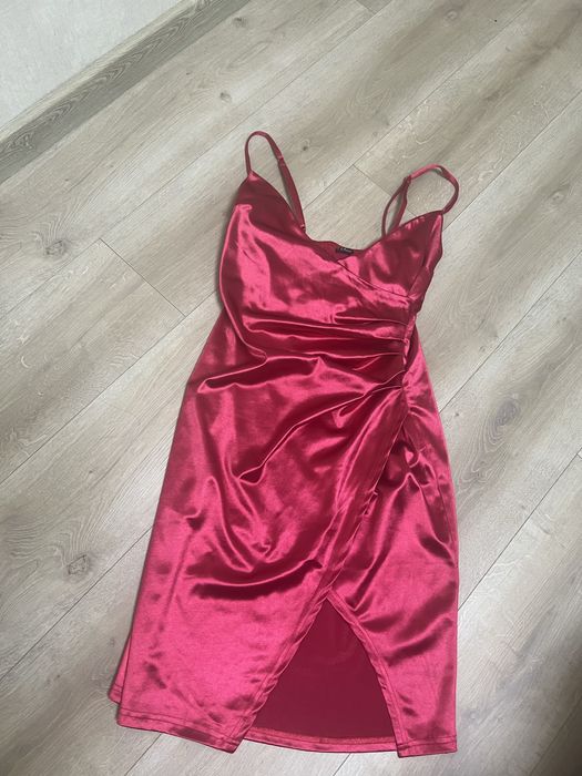 Сукня з атласу. М-Л. Вишукана святкова сукня