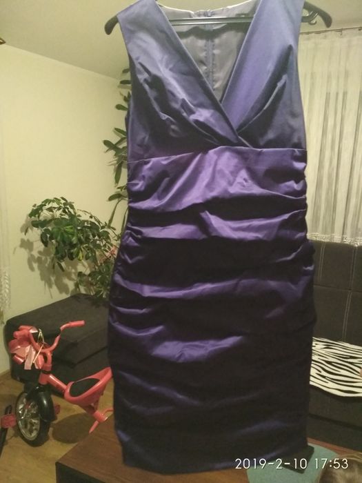 Sprzedam sliwkowa sukienkę zakładki ołówkowa