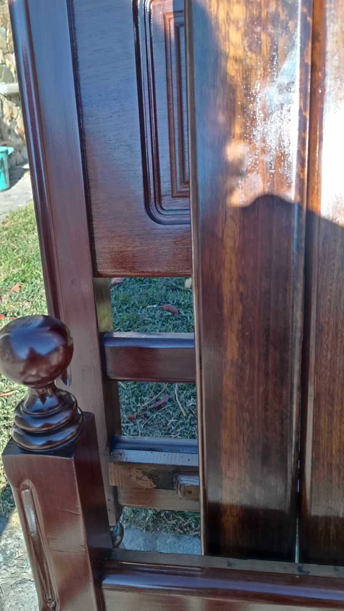 Cama de solteiro em  mogno