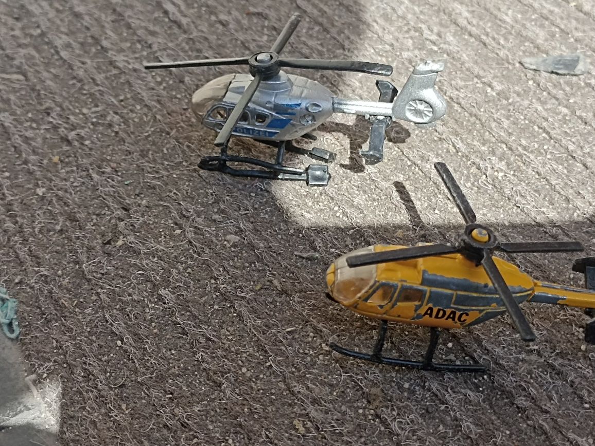 Dwa małe metalowe modele helikopterów od siku